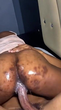 ミルドレッドの親友は、彼女がムラムラしているときにいつでもどこでもビッグディックに犯されることを気にしませんパート2