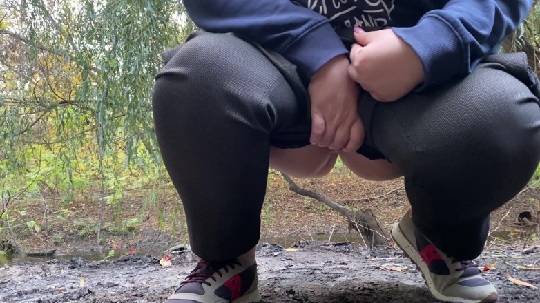 Elena: Milf gekleed in broek pist buitenshuis