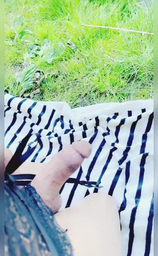 Shemale: Masturbuje s mojí sexuální hračkou venku