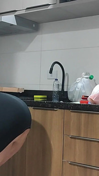我的妻子在厨房为粉丝服务