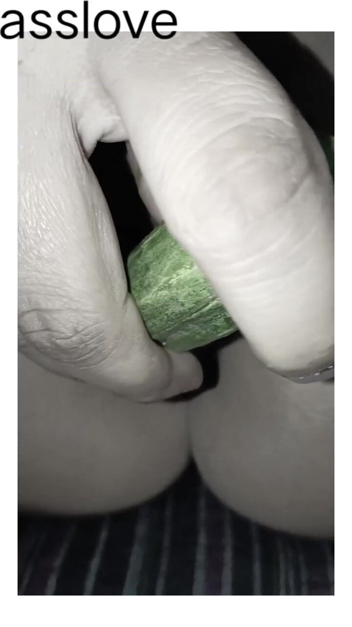 Asslove: Mentimun dimasukin ke dalam pantat teman wanitanya