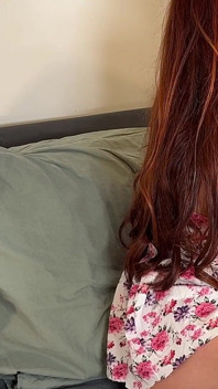 Seksi yazlık elbiseli ve dantelli külotlu inanılmaz güzel ateşli orijinal kızıl saçlı evli kadın inanılmaz yoğun bir elle muamele çekiyor
