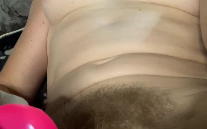 MistressWriggler: 在密歇根农村的荒野中手淫，同时在拥有一只大毛熊的谷仓中狂欢