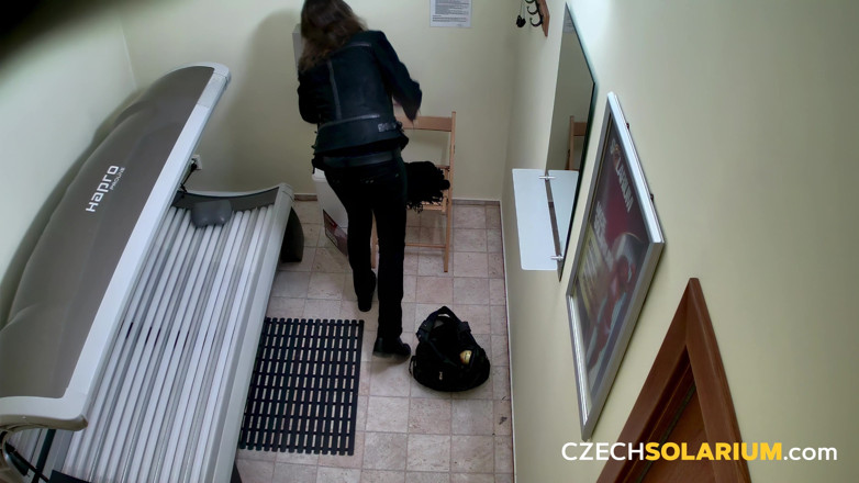 Czech Solarium: Solarium checo 73: chica bronceada se desnuda para las cámaras