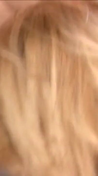 Sexy blondýna Velká přírodní prsa je ošukaná jejími přáteli tvrdými ptáky