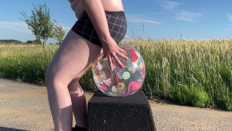 BeachBallsDuo: 外の下着ビーチボールスペシャル!私たちは105kgと95kgで11個のビーチボールを打ち破りました!