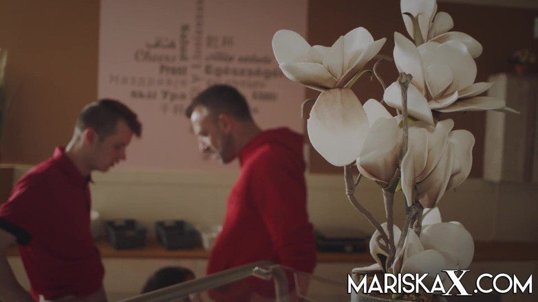 Mariska x: MARISKAX - Livraison spéciale pour Sahara Knite, MILF indienne