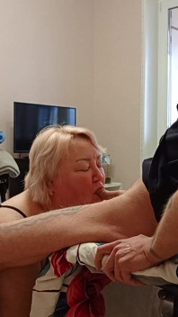 Después de una mamada, llena la boca de mi amiga con semen y ella se lo come