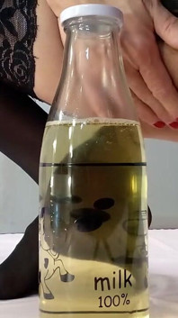 Ich pinke durch einen Mann in eine flasche