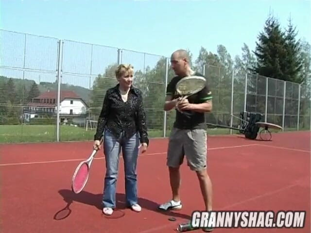 Granny Shag: Latihan seks di lapangan tenis