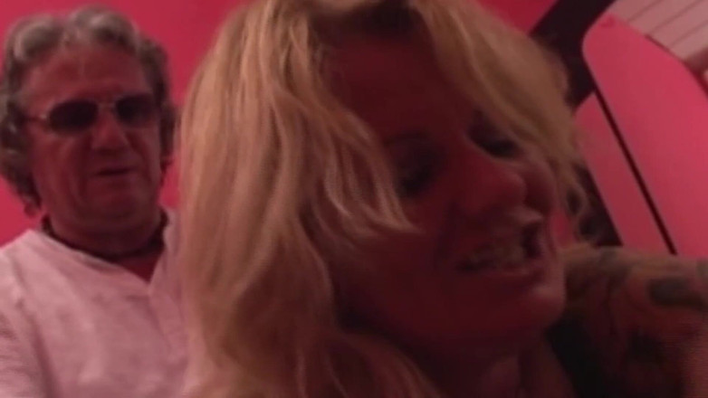 German's Old Chicks: 来自德国的熟女被乳交，脸上被精液覆盖