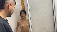 SaritaHott: Sto facendo la doccia ma il pervertito del mio fratellastro...