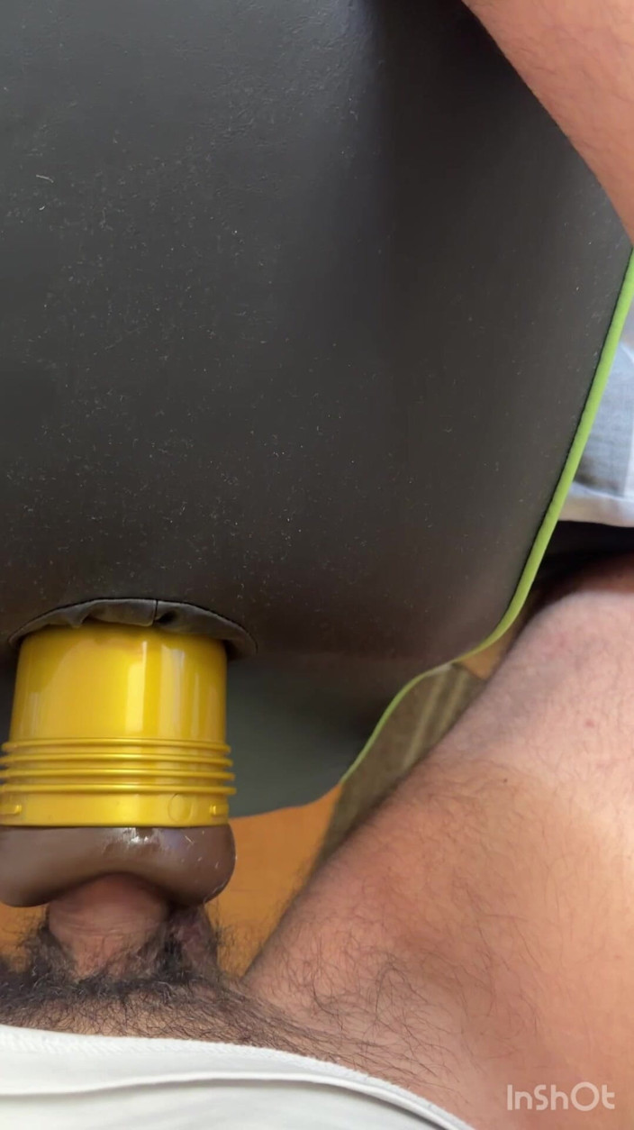 Fratchino: Un tip excitat se fute cu Fleshlight