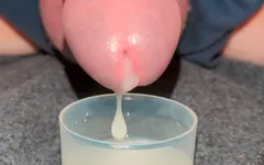 Extreme close-up enorme dikke lading sperma in de cup geboord en ingeslikt