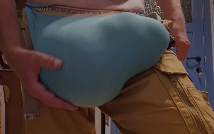 Monster_Meat_: Grande protuberanza nei pantaloni