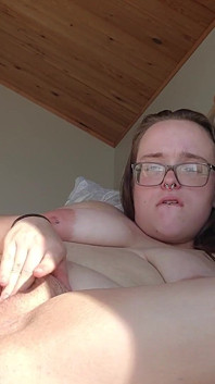 Spelen met 2 wortelen in het mooiste roze poesje