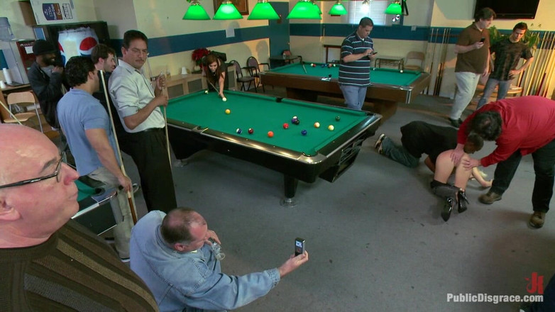 Public Disgrace by Kink: 19letá žena s obrovskými přírodními kozami je ponížena a ošukána na...