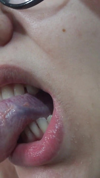 La mia sorellastra fa feticismo della lingua, gioca con la bocca e poi mostra i denti