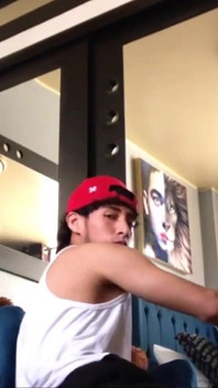 Le jeune danseur me séduit avec une danse sensuelle et me montre son corps sculpté !