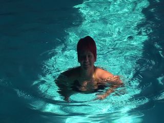 Anna Devot and Friends: Annadevot - zwemmen in bikini.