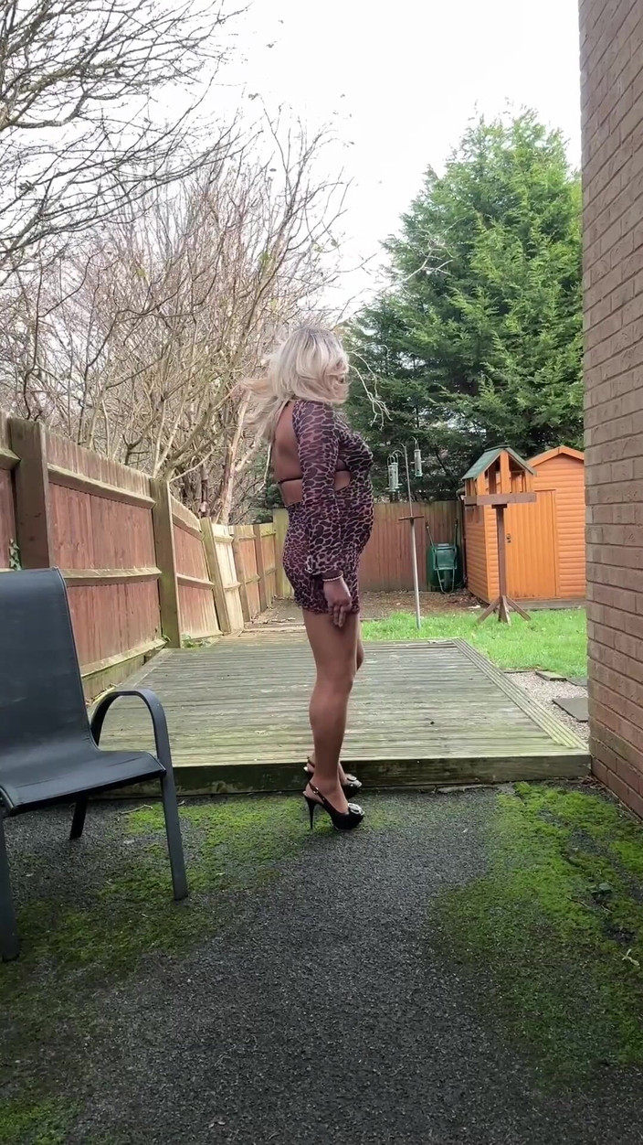 Kellycd: Sexy Crossdresser Kellycd2022 Outdoors in Tan Seamless Pantyhose and Leopard...