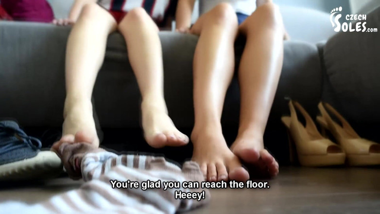 Czech Soles - foot fetish content: Voetmodel sollicitatiegesprek - competitie met grote en kleine voeten
