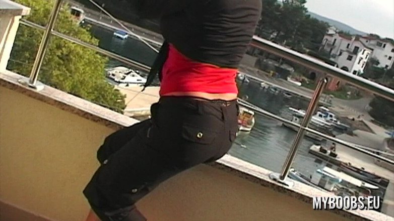 My Boobs: La tettona kora kryk nuda all'aperto in croati
