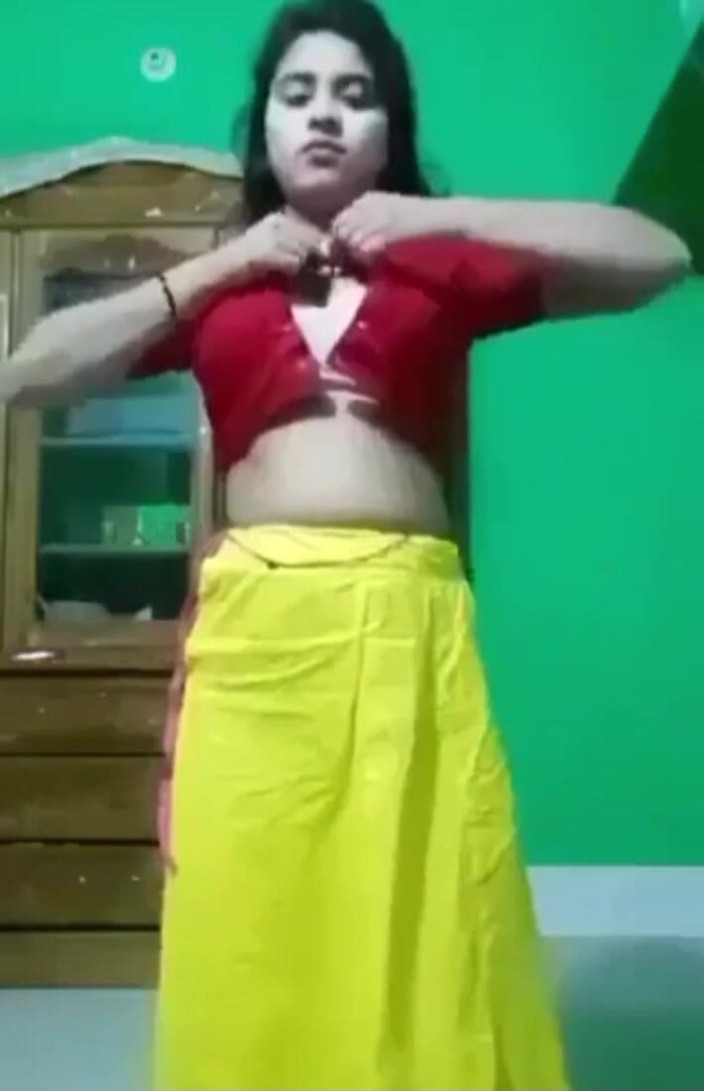DeshiHubBuzz: desi larki saari badalti hai aur stan dikhaati hai