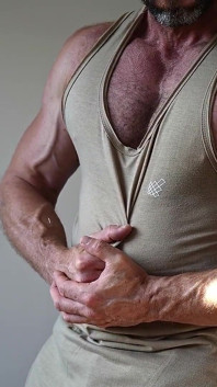 Madison si flette e mette i suoi muscoli in slip