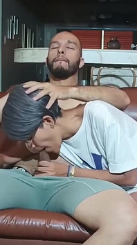 Zatímco se dívám na televizi, moje děvka nevlastní matka mi kouří ptáka, když táta pracuje na dálku.