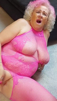 Nenek pink lagi asik fingering memek beceknya sambil nyepong dildo sampai becek