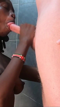 Una calda scopata in doccia con una piccola moglie ebano africana - sperma in bocca