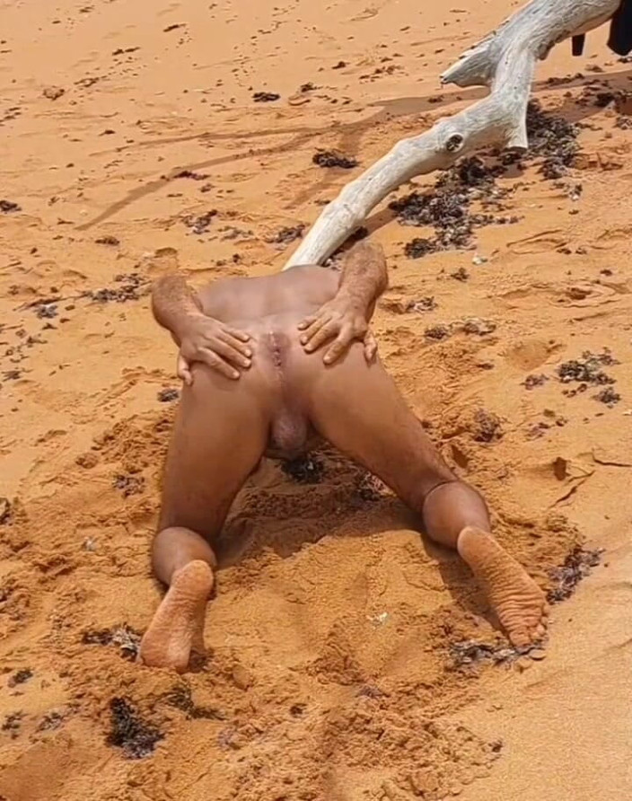 Ladysilvas: Nackte heiße ladysilva am strand zeigt ihren gebräunten sexy arsch...