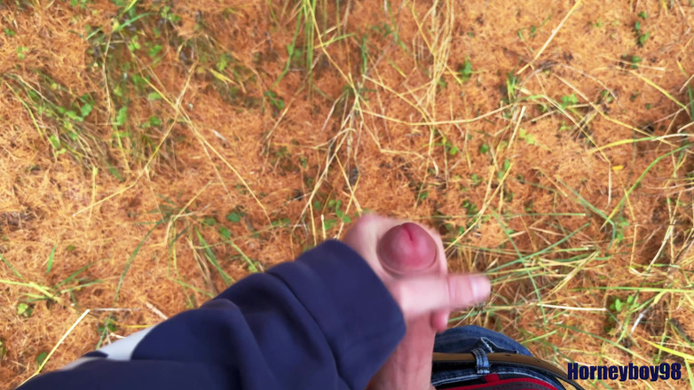 Horneyboy98: Twink Wixt Pada Hari Musim Gugur Di Hutan Dan Menyemprotkan...