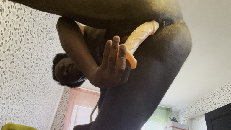 Ebony Amputee: Dildo kopfüber