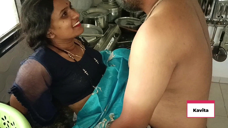 Kavita _zawazawi: Desi indická Kavita Služka šuká s majitelem domu Tatya v kuchyni,...