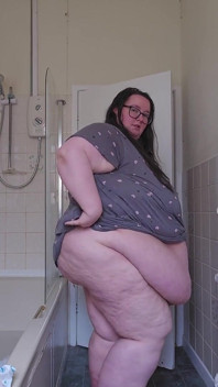 Ssbbw banyoda soyunuyor şişman vücut keşfi