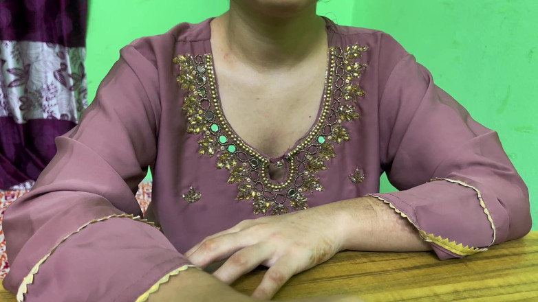 Riya Chowdhury: Signore ho bisogno del lavoro a ogni costo per favore...