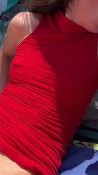 Dwóch mężczyzn spotkało parę i zerżnął swoją dziewczynę tuż na plaży