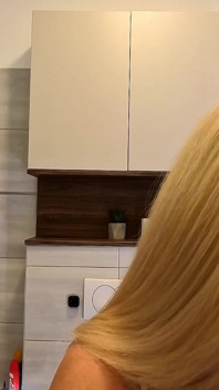 Meravigliosamente bella piccola bionda calda viene annoiata e ignorata a casa si toglie le mutandine per mostrare la sua figa stretta