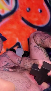 Tätowierter Tboy XXX überspringt, dehnt seine rosa jungen-muschi mit einem Xl-kreuz-dildo