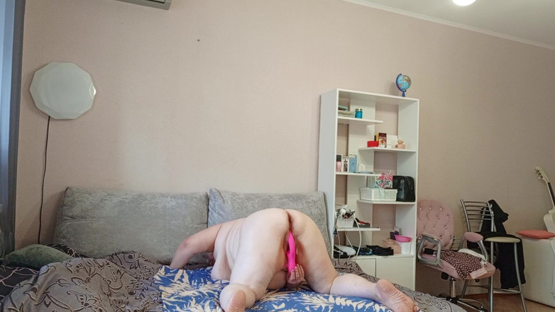 Zona901: Vecina con curvas se masturba el coño gordito en cámara