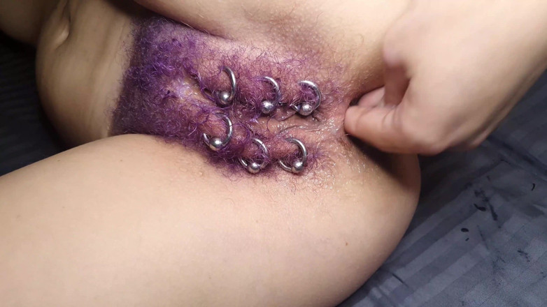 Dirty Molly: Fialová barva chlupatá propíchnutá kundička dostane anální fisting stříkání