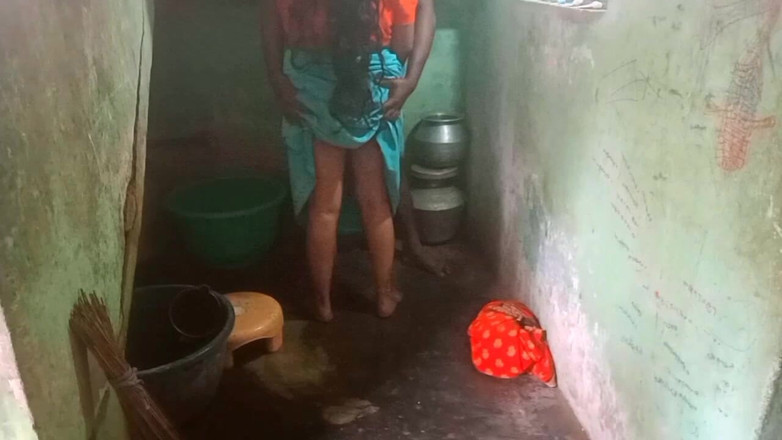 Desi Sathiya: Desi moglie indiana scopa in villaggio hasband