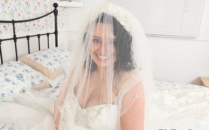 Older Woman Fun: Ecco che arriva la sposa e lei infila il dito...