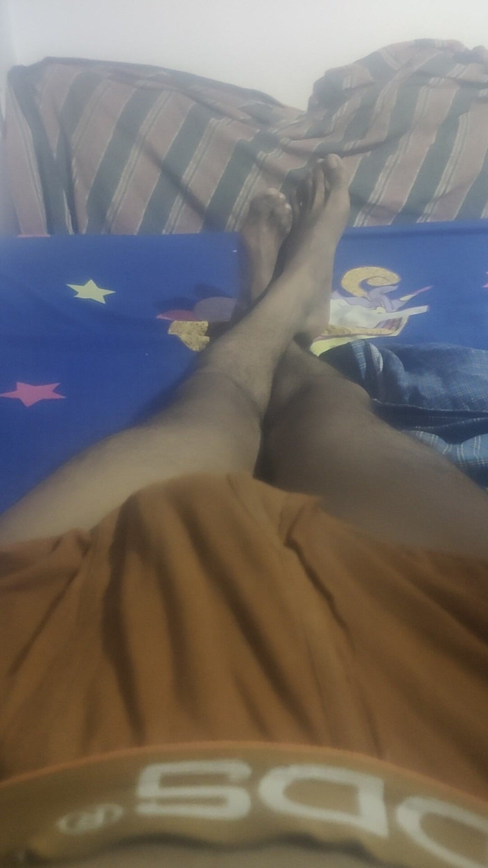 Garam_masala93: Hermanastra está sosteniendo mi pene en su mano y estrechándolo
