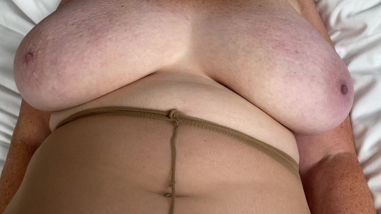 Mr MF: 古い日焼けのパンストを履いた成熟した足の夫人