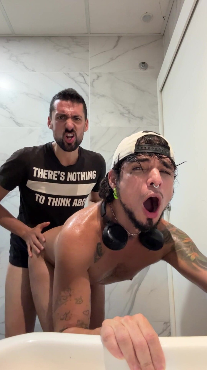 LEO BULGARI: Destrozado en el baño del centro comercial por una polla...
