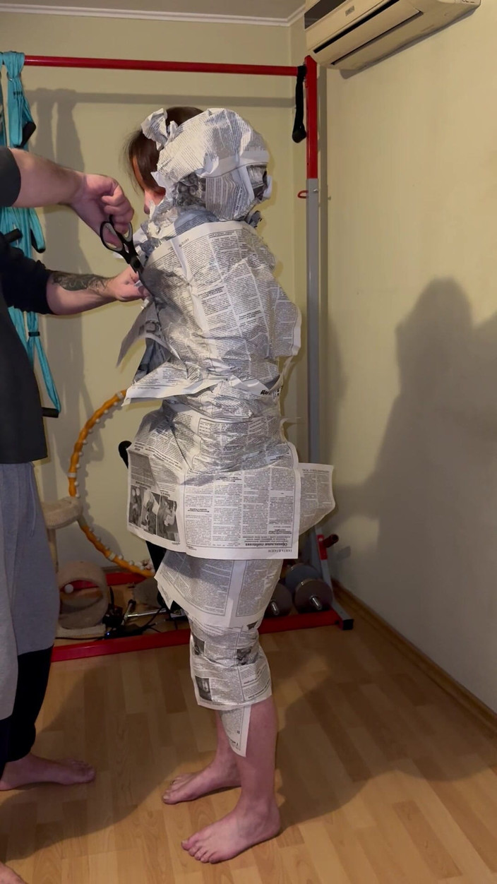 Elena917: Fetish surat kabar - bungkus aku di surat kabar