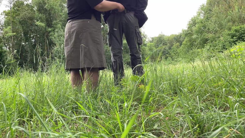 OurFetishLife: Schwiegermutter lutscht und masturbiert feuchte behaarte muschi